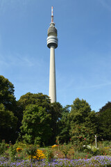 Fototapeta premium Florianturm Dortmund ist eine der wichtigsten Städte der Ruhrmetropole. Eine große Attraktion Dortmunds ist der Westfalenpark mit dem Florianturm. Der Florianturm ist das Wahrzeichen von Dortmund.