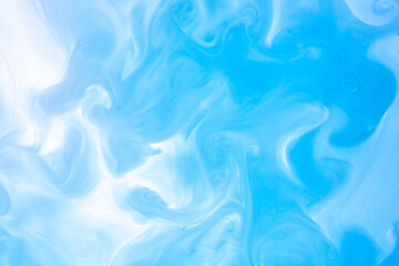Obraz premium Blue and White Flowing Watercolor Background