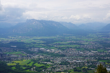 Obraz premium The panorama of Salzburg and the Untersberg mountain ridge from Gaisberg mountain, Austria