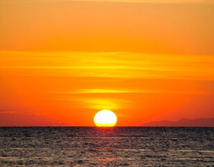 Naklejka premium Bright sunset over the sea