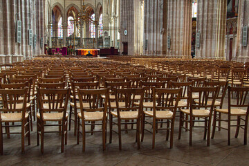 Chaises align&eacute;es
