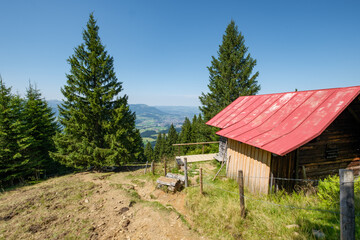 Almhütte am Wanderweg zum Sonnenkopf in den Allgäuer Hochalpen.