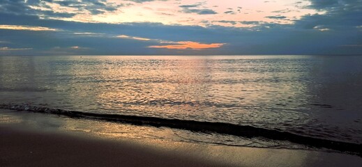 morze bałtyckie w polsce wsch&oacute;d zach&oacute;d sł&oacute;ńca krynica morska kąty rybackie sztutowo stegna poland mikoszewo jantar woda