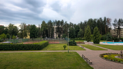 Fototapeta premium Arial shot of a hotel with a swimming pool.