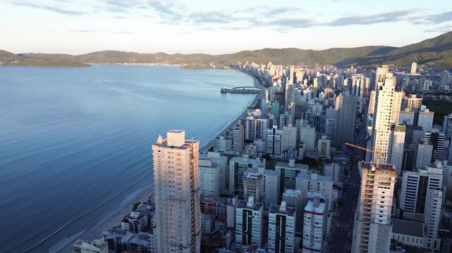 Orla da Meia Praia em Itapema, Santa Catarina