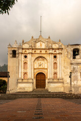 Obraz premium Iglesia, casa del señor iluminada por los últimos rayos de sol en San Juan del Obispo en Guatemala