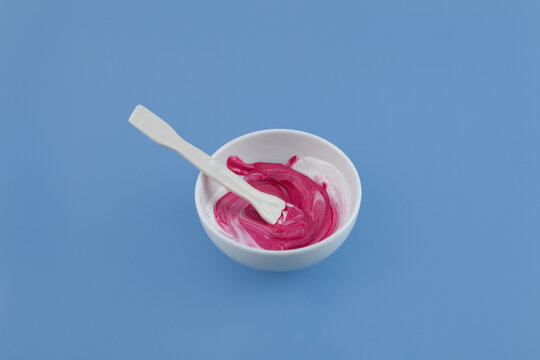 Red fat-soluble dye dissolves evenly in buttercream. Azorubine or Carmoisine. Food additive E122. Oil-phase mixture. E122 often causes hyperactivity in children, requires labelling in the EU