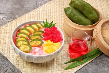 Es Pisang Ijo. Green banana ice is a type of typical food from the Makassar tribe in South Sulawesi. This food is made from bananas coated with green flour dough