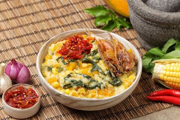Bubur Manado. Tinutuan is characterized by porridge consisting of various types of mixed vegetables. Starting from sweet potatoes, pumpkin, spinach, shelled corn, and so on