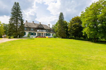 Moniak Manor House in Janowiec &ndash; Historic Noble Residence in Poland