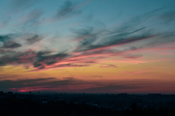 Fototapeta premium Dramatic sunset lights up the city's horizon