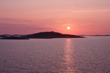 Fototapeta premium golden summer sunsets over tranquil sea create captivating atmosphere of natural beauty