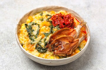 Bubur Tinutuan. Tinutuan is characterized by porridge consisting of various types of mixed vegetables. Starting from sweet potatoes, pumpkin, spinach, shelled corn, and so on from Manado
