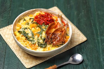 Bubur Tinutuan. Tinutuan is characterized by porridge consisting of various types of mixed vegetables. Starting from sweet potatoes, pumpkin, spinach, shelled corn, and so on from Manado