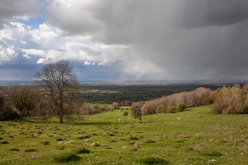 Obraz premium Moody skies over a Cotswold landscape, England