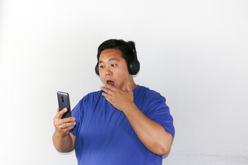 Portrait of young asian guy with mobile phone on his hand, modern lifestyle and online concept