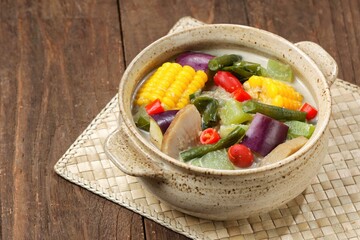 Sayur Lodeh. Lodeh vegetables are vegetables that are usually made from Japanese pumpkin, long beans, eggplant, petai, tempeh, chili, corn and coconut milk.