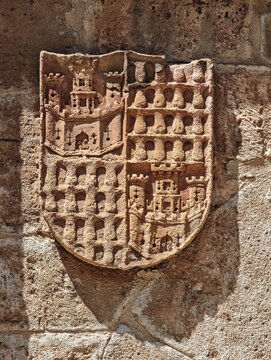 Coat of arms of Monroy family on Palacio de la Rejadora fa&ccedil;ade