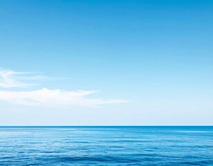 Obraz premium Calm ocean horizon with soft clouds