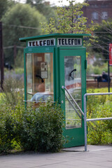 Stara budka telefoniczna na ulicy miasta