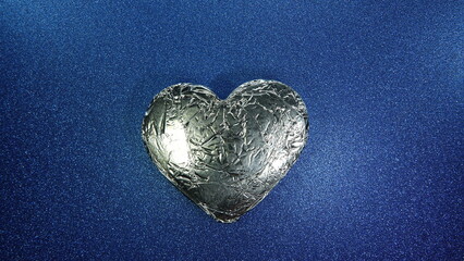 Serce na walentynki wykonane z folii aluminiowej w kolorze srebra © tomo81