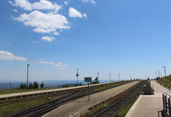 Bahngleise und Bahnsteig auf dem Brocken, Harz, Himmel