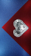 Srebrne serce na niebiesko czerwonym tle.  © tomo81