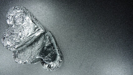 Srebrne serca na srebrnym, brokatowym tle © tomo81