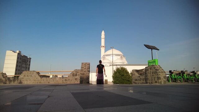 Walking Towards Masjid Jumuaa in Medina &ndash; Between Quba and Al-Masjid an-Nabawi