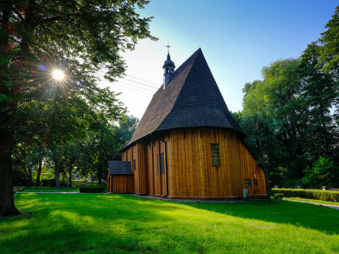 Drewniany kości&oacute;ł  NMP. w Popowicach, Polska