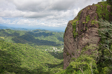 La ciudad está detrás del acantilado