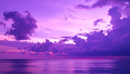 Obraz premium Dramatic purple sunset over calm ocean