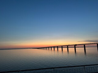 Obraz premium Sonnenuntergang an der Öresundbrücke