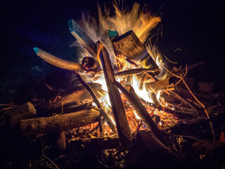Płonące ognisko w nocy © RTEKA