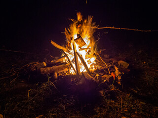 Płonące ognisko w nocy © Adam.rtk