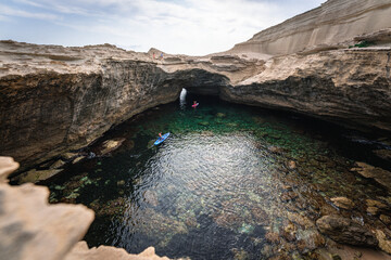 Piękna zatoka z SUP-ami na wodzie  © Adam.rtk