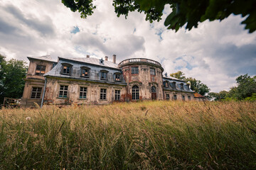 Opuszczony pałac w zarośniętym ogrodzie   © Adam.rtk