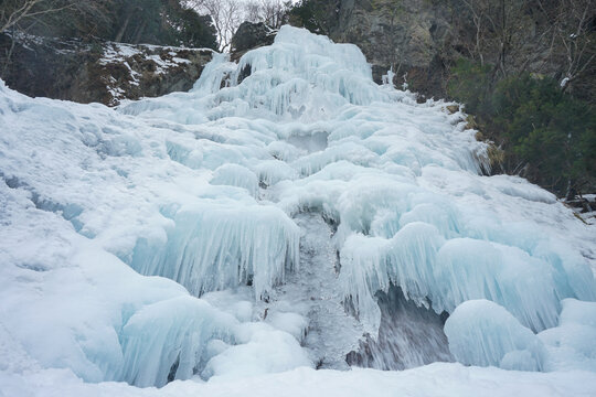 大寒波によって現れた琵琶の滝の特大氷瀑