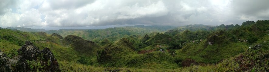 Obraz premium Scenic view of lush green hills in Southeast Asian mountains, Philippines