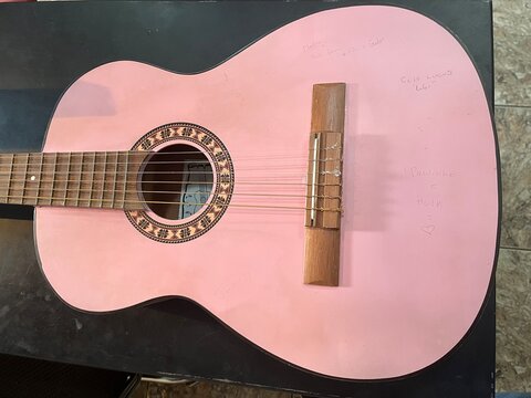 viol&atilde;o rosa beb&ecirc;