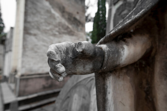 Detalles arquitect&oacute;nicos de mano de escultura da&ntilde;ada 