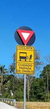 Brasilianisches Verkehrsschild &ndash; Ciclista cuidado parada de &ocirc;nibus