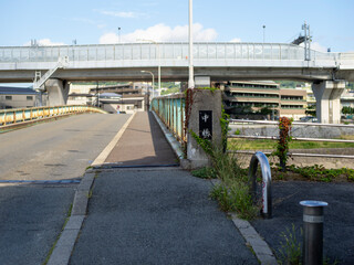 河川に架かる古い橋