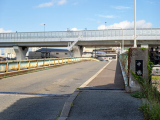 Obraz premium 河川に架かる古い橋