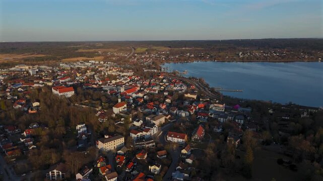 Luftaufnahme der Innenstadt von Starnberg in Deutschland Bayern und Starnberger See und Hauptattraktionen Schlossgarten und Schloss Starnberg, Pfarrkirche St. Josef auf dem Schlossberg. Berg Palace. 