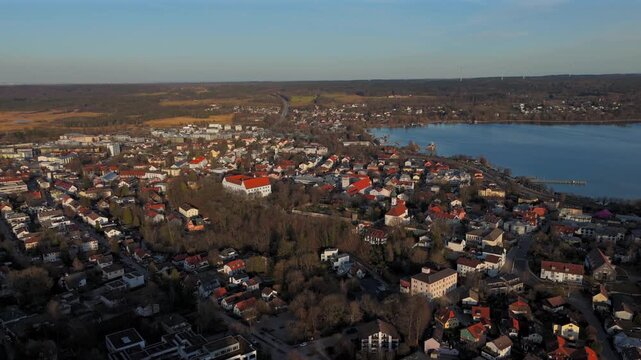 Luftaufnahme der Innenstadt von Starnberg in Deutschland Bayern und Starnberger See und Hauptattraktionen Schlossgarten und Schloss Starnberg, Pfarrkirche St. Josef auf dem Schlossberg. Berg Palace. 
