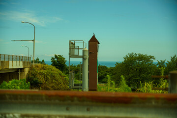 海と空を見下ろす展望台