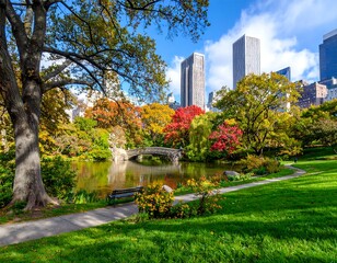 Obraz premium Autumnal park scene with city skyline