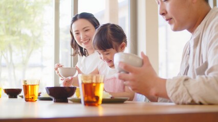 3人家族の朝食シーン