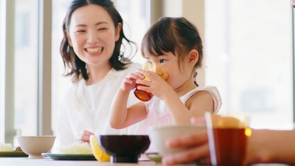 3人家族の朝食シーン